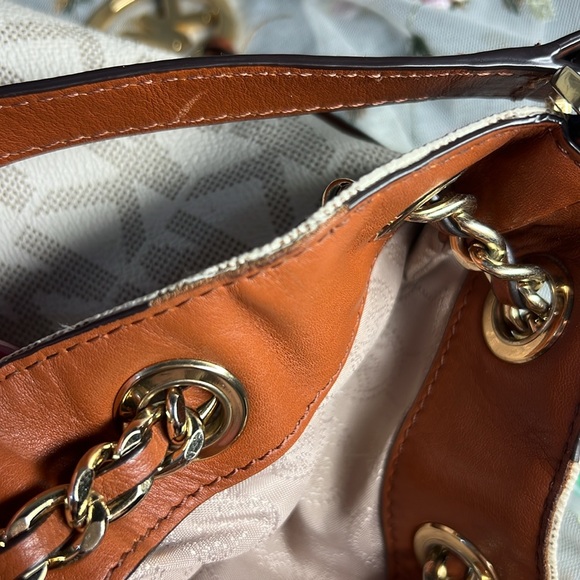 Michael Kors Frankie Bucket Bag - Picture 15 of 17
